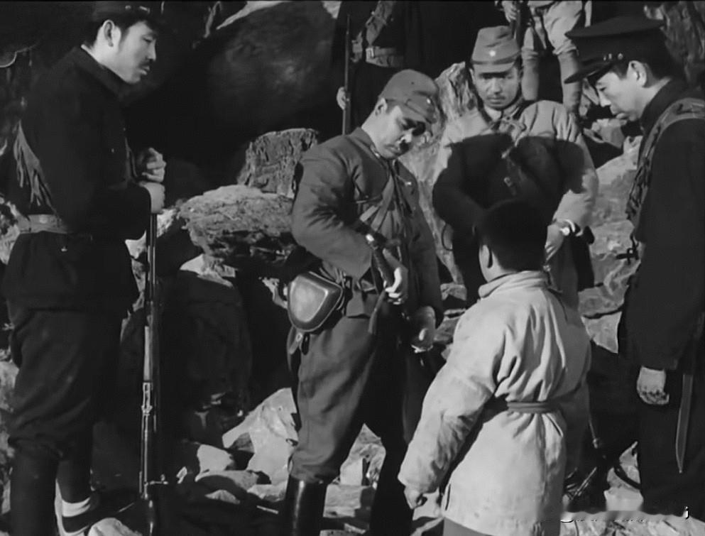 小时候看电影，更多关注故事情节，很少注意演员，除非是特别喜欢的几个明星。
   