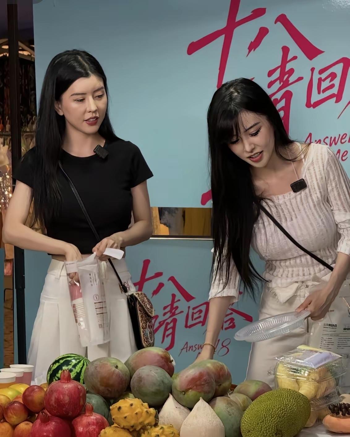 刷到By2线下活动的生图，差点没给认出来。

没有磨皮滤镜打光的加持，俩人脸上的