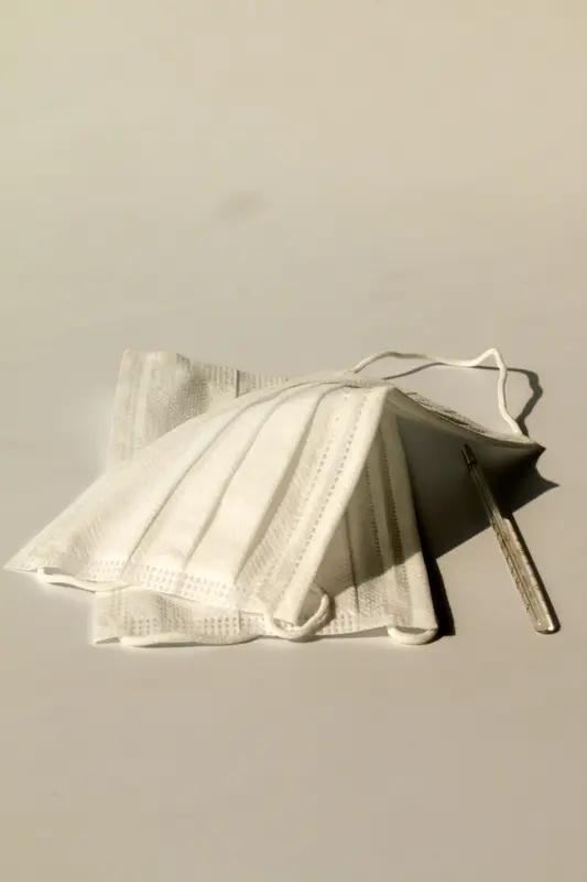 现代社会着实奇妙非常。年轻女子热衷于佩戴口罩，即便疫情已过去许久，许多女生依旧口