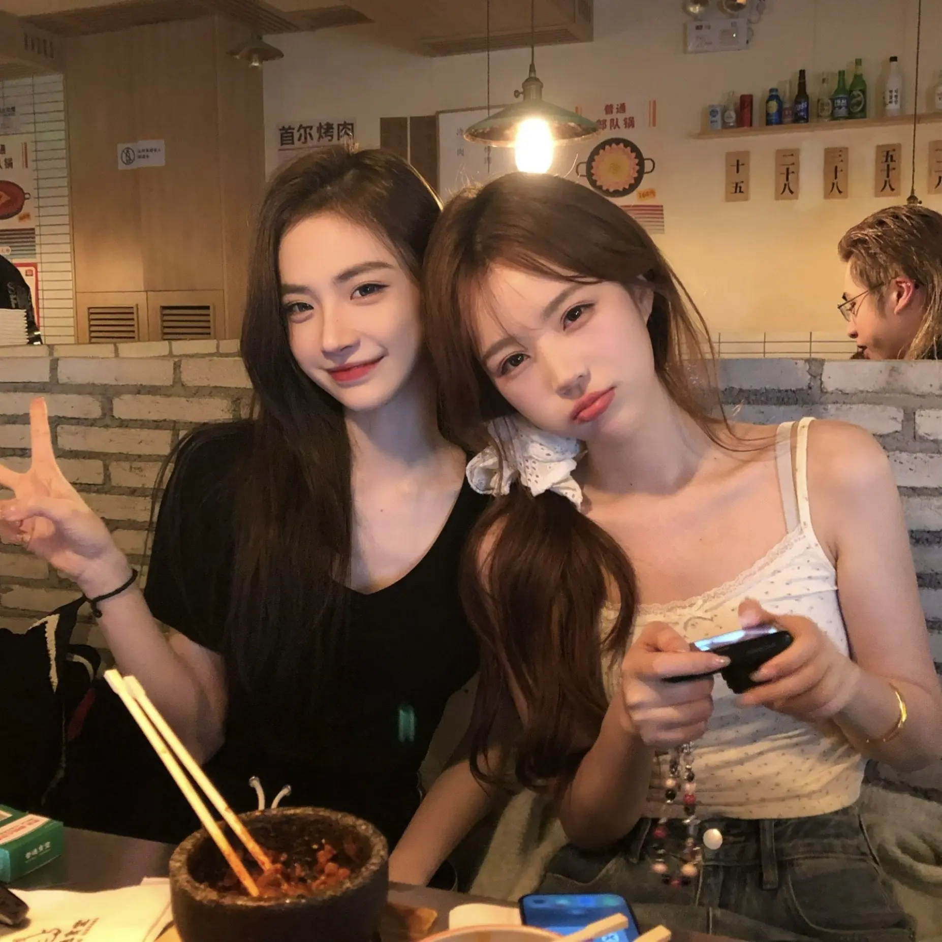 你把右手放在我左肩。