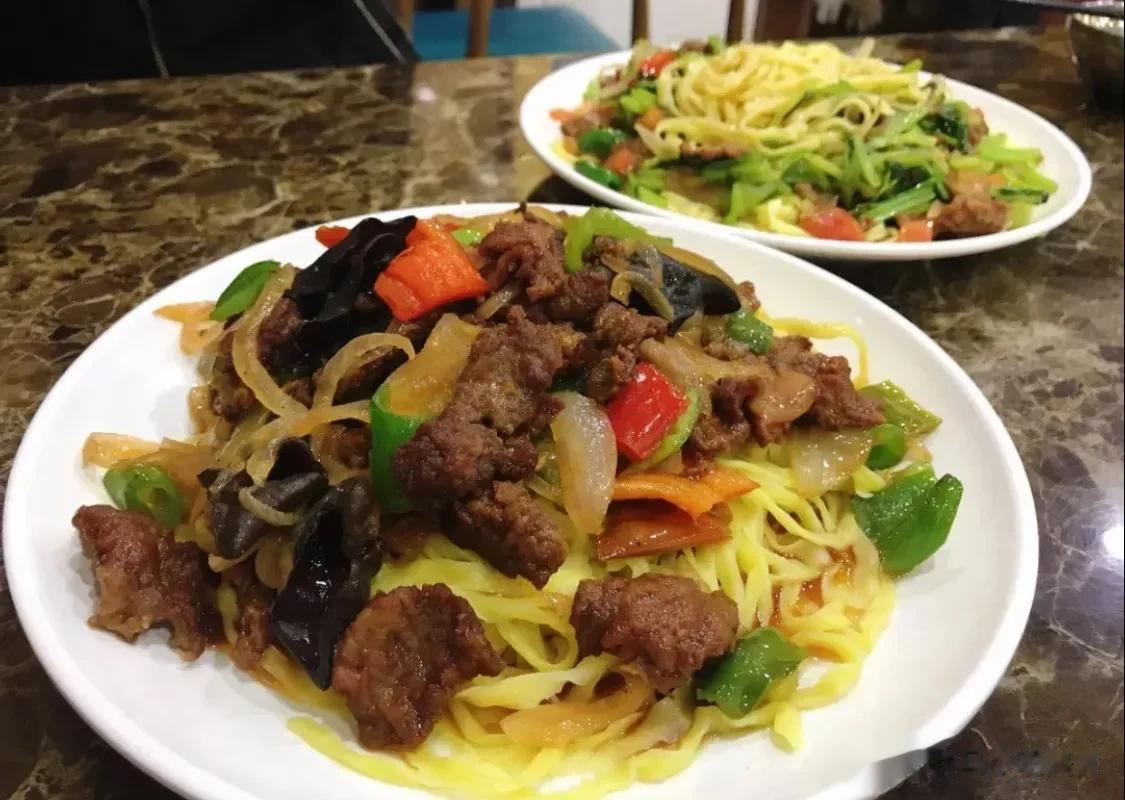  这家位于东八家户路上的拌面馆子每次去都是食客满堂，在师范大学的后面开了将近20