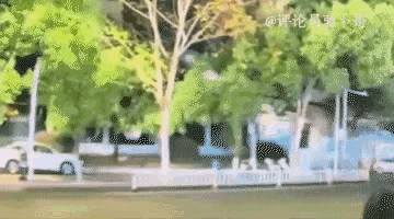 灭门惨案，只用了不到一秒钟。
10月2日，江西景德镇，视频里这对年轻夫妻，怀里抱
