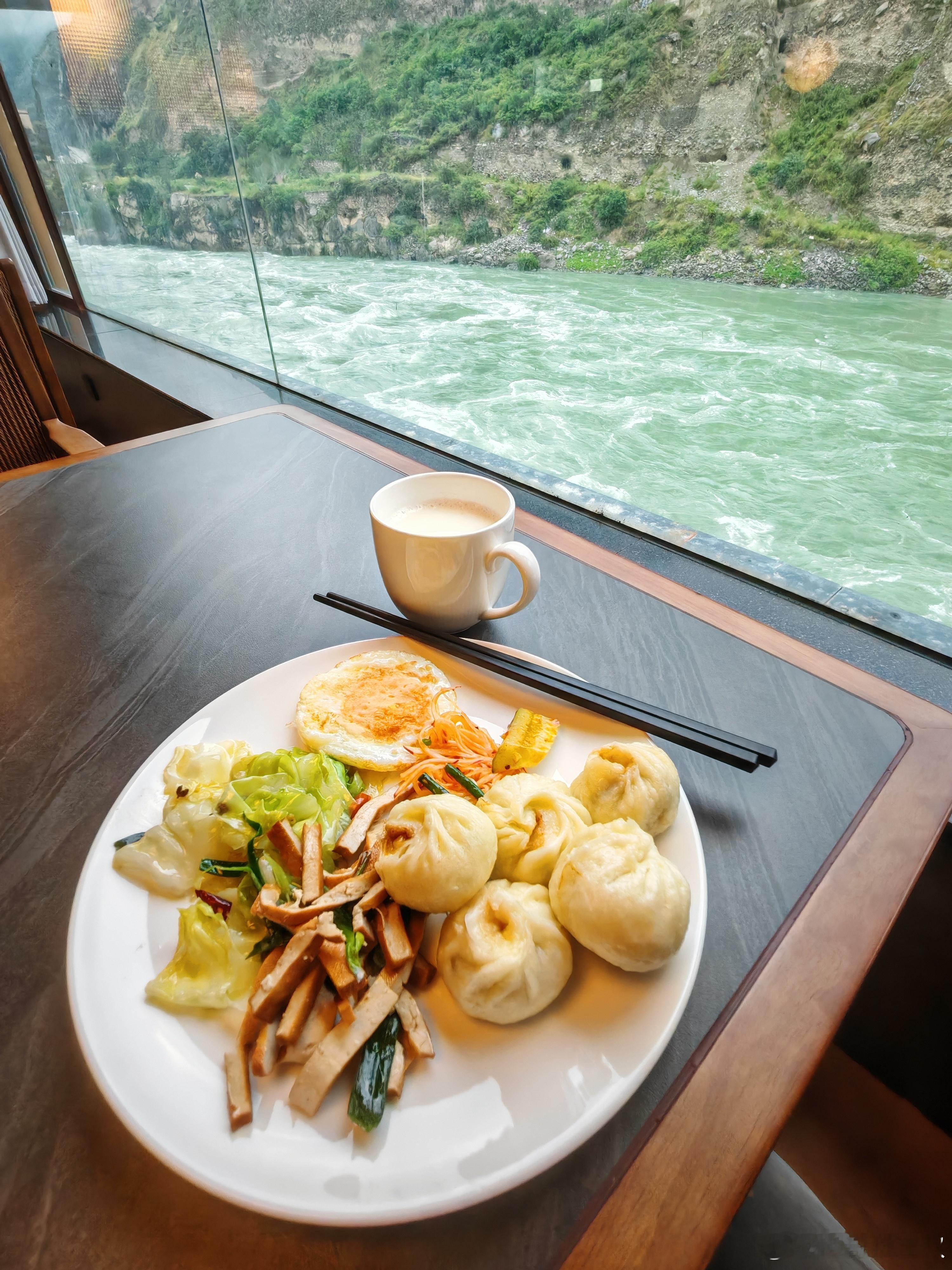 在河边吃饭居然会头晕。（毛哥） 