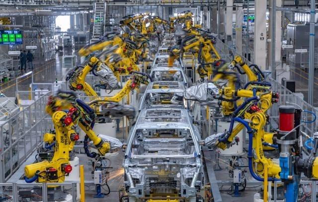 美国找到了美国制造的法宝：第一步，把中国产品买过去，拆解，重装；第二步，从中国买