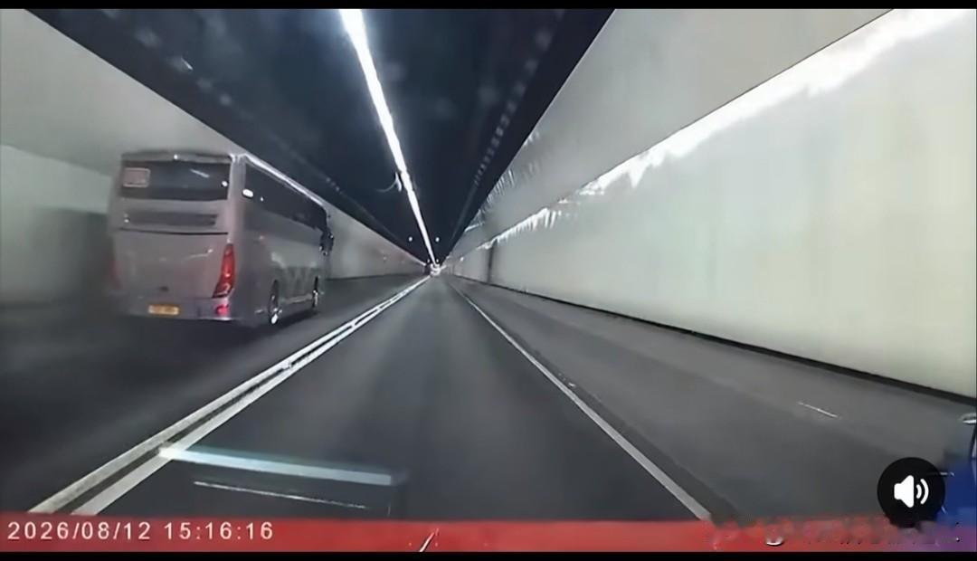香港校巴司机死前保护学童视频曝光

昨日，71岁司机驾驶载著满载47名幼童的校巴