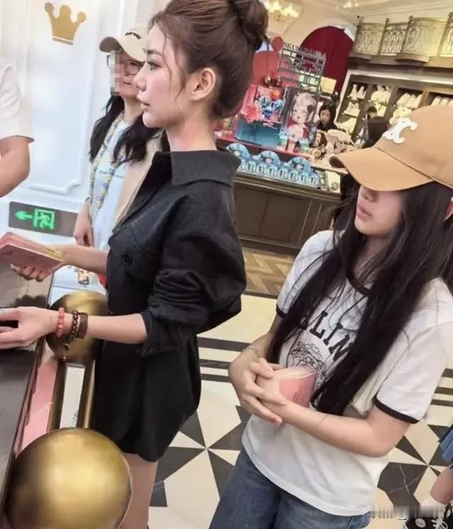 换个角度思考问题，现在筱梅是正儿八经的女主人了，只要她对俩个孩子好一点，家里事都