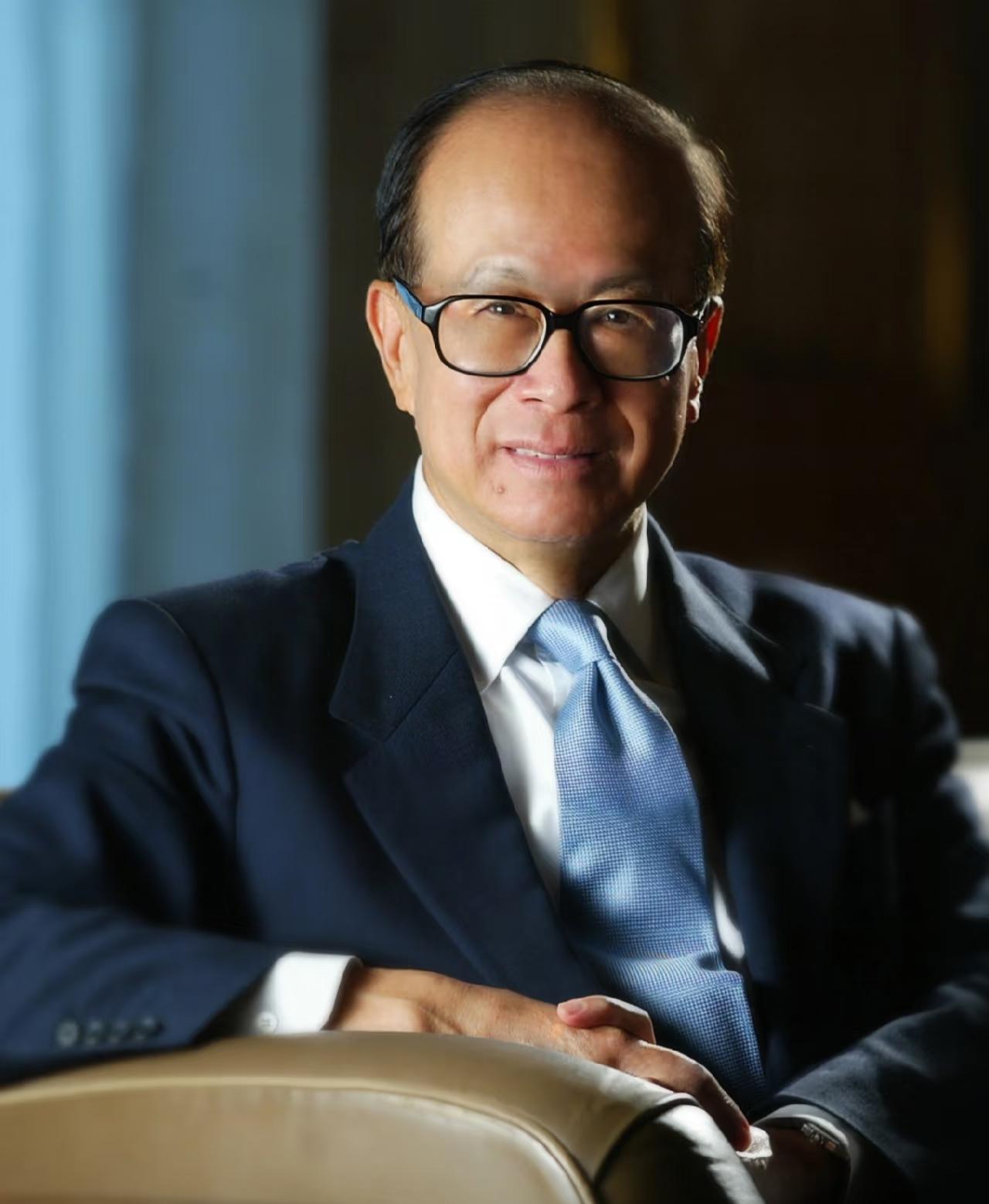 近日，
香港大埔火灾事件，
李嘉诚通过基金会，捐出8000万港元。钱分两段，先是