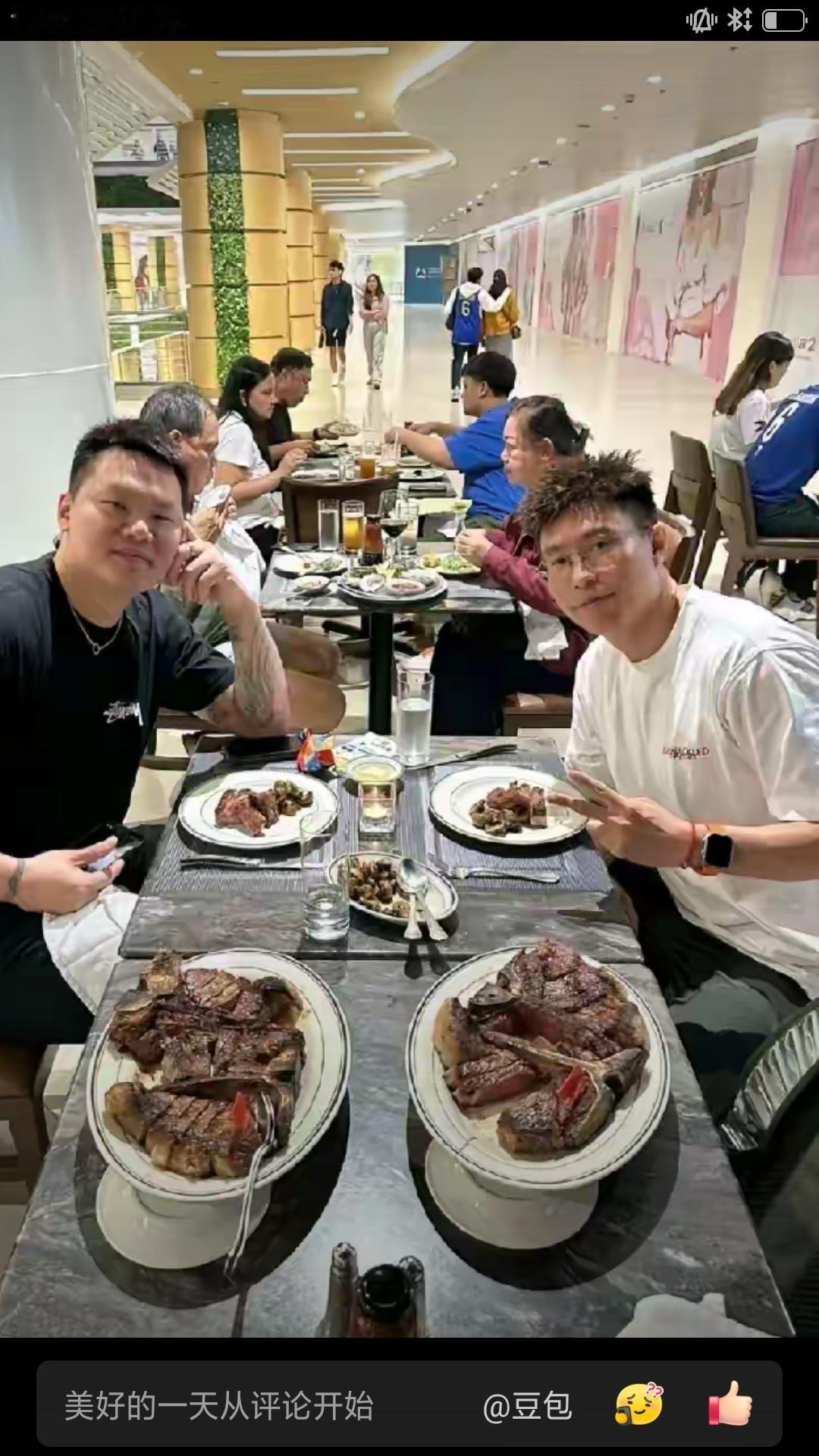 广州龙狮球员徐昕经纪人董昊更新社媒，分享与朱芳雨聚餐照片，力挺朱总。作为国内知名