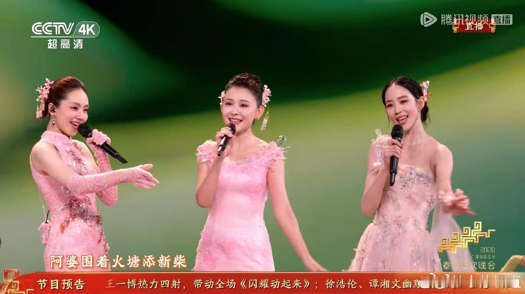 想学张钧甯春晚妆容不愧是央妈审美，张钧甯姐真的好美！ 