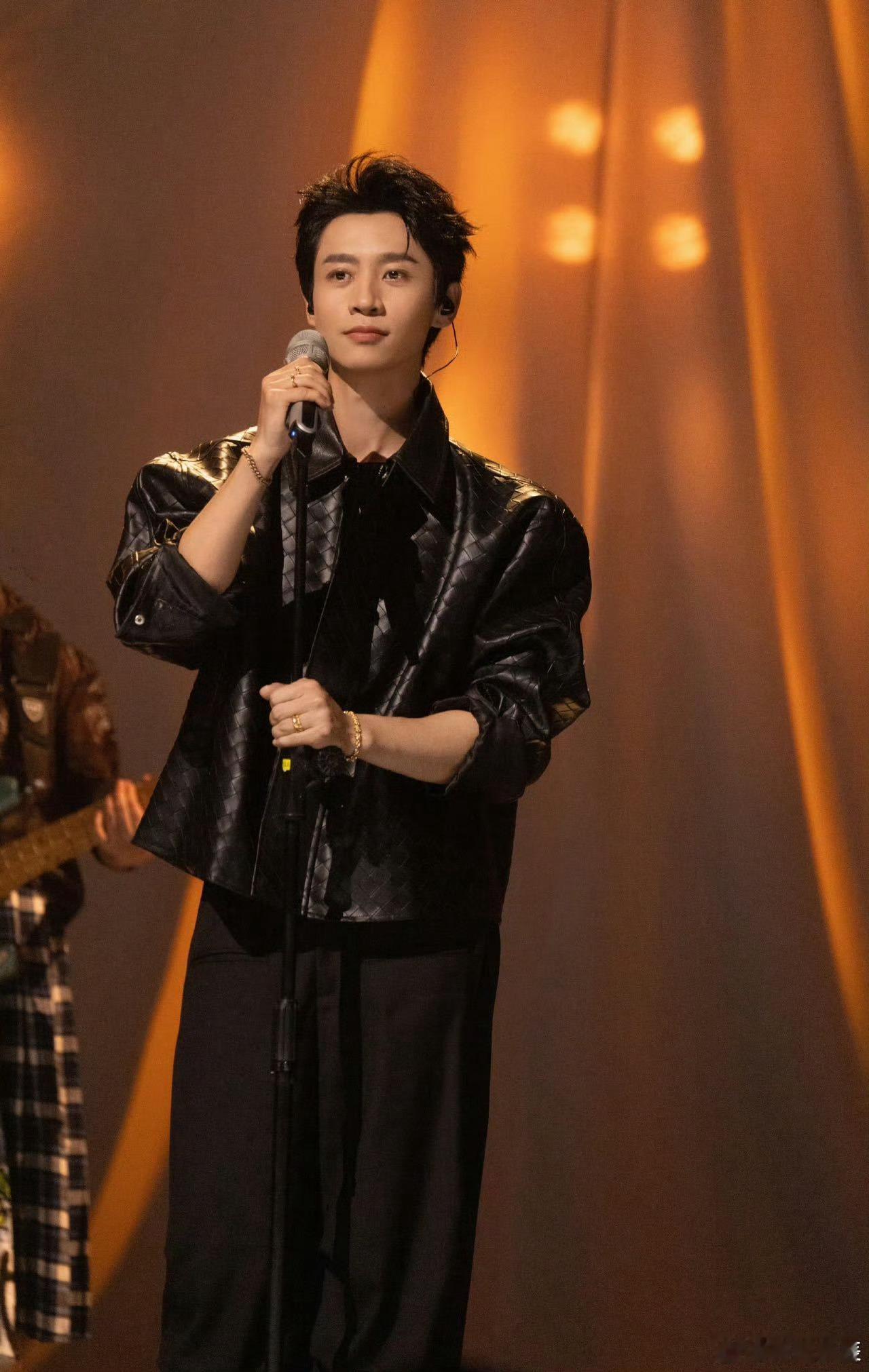 魏晨完全daddy级别大侦探 魏晨这气质太绝了！all black皮衣自带dad