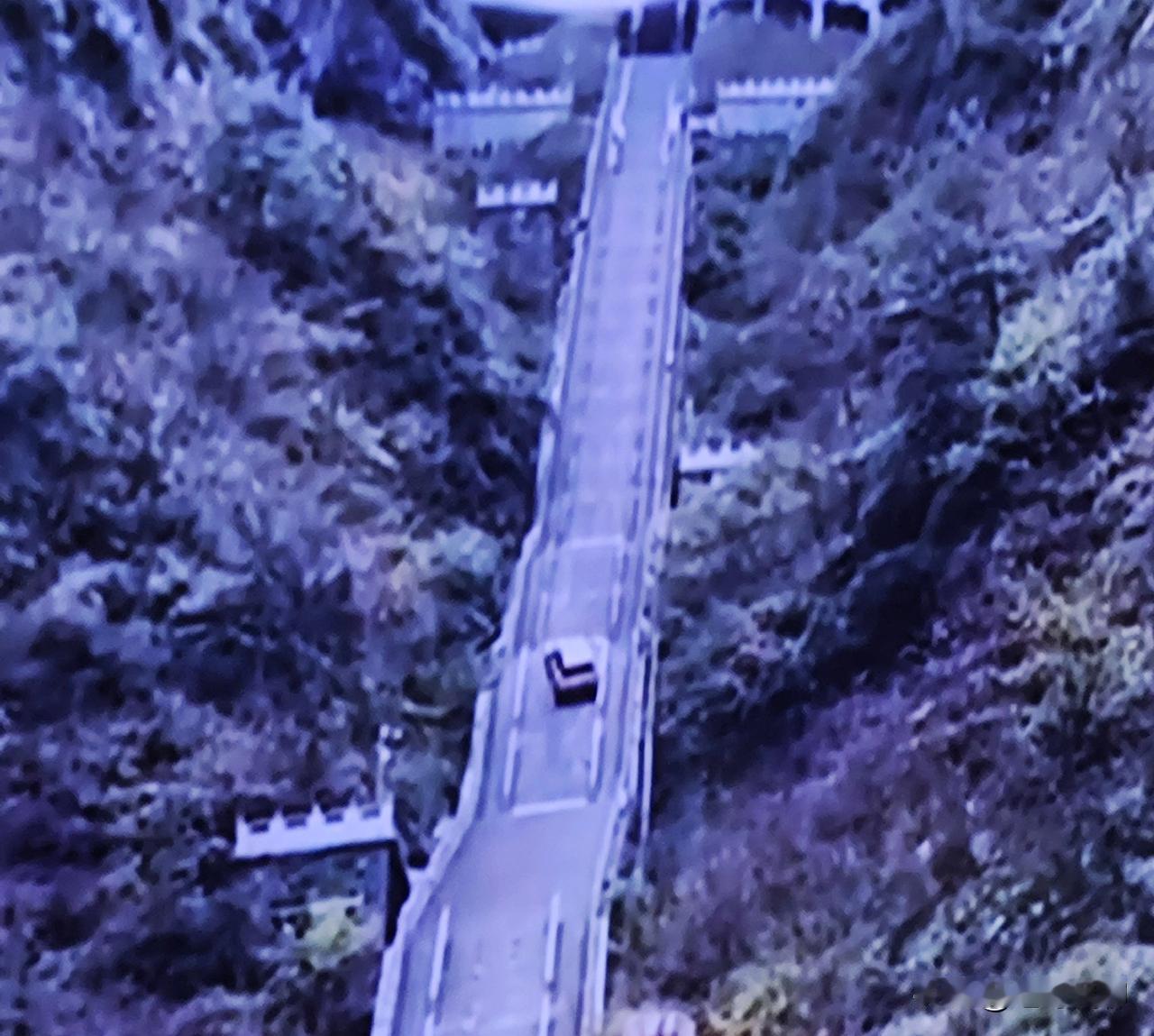 首先我不明白中国这么大为啥非得要在景区试车？目的何在呢？其次，景区备案就合法了吗