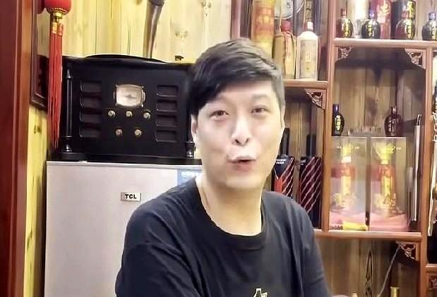 离开德云社不是他最冒险的决定。
十五年前郭德纲说除了于谦任他选，他选了曹云金。