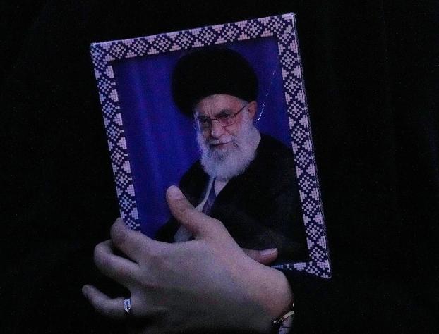 【美军压境还敢集合开会，哈梅内伊谨慎了一辈子，最终大意送命】

美以两国在2月2