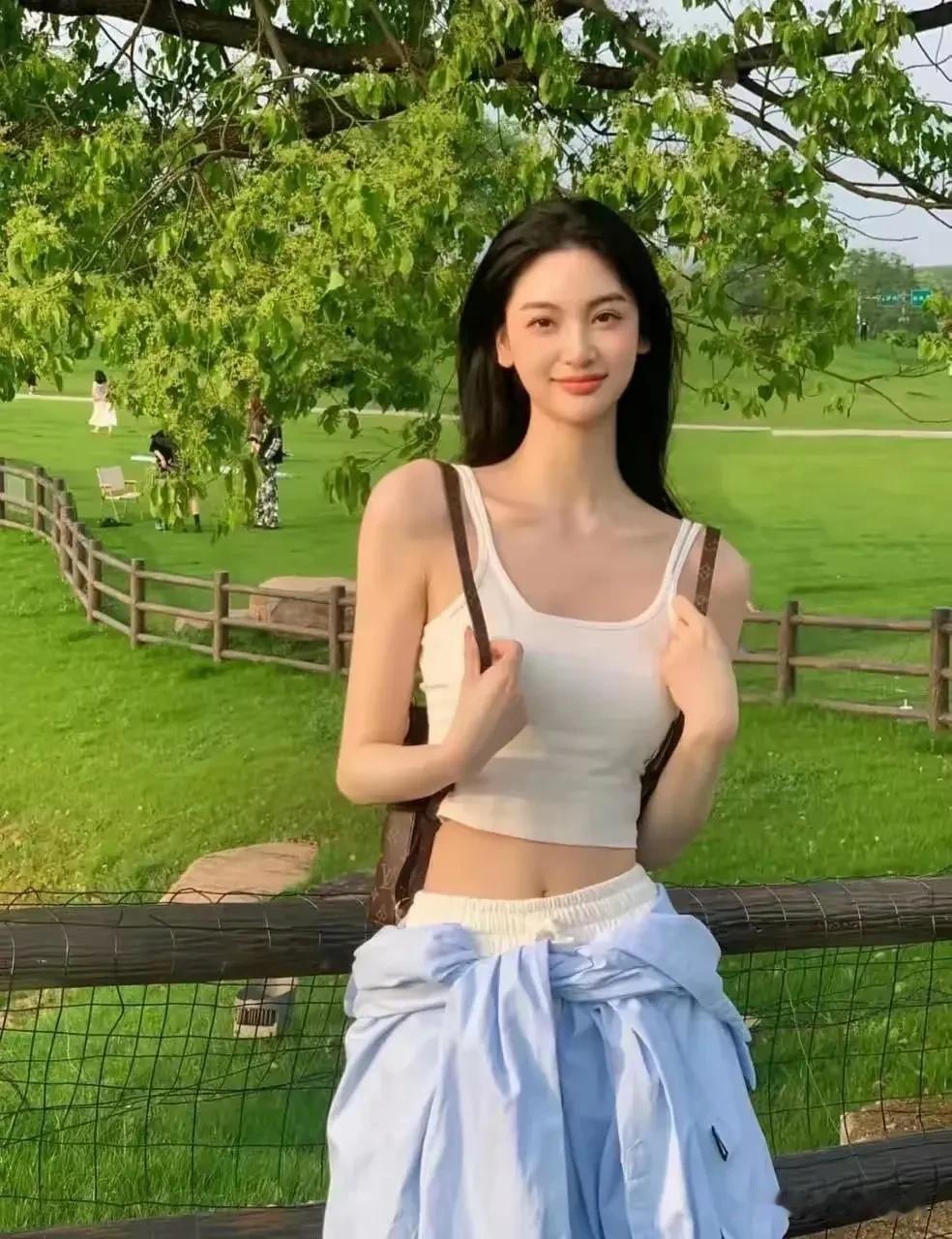 青衣秀色，清丽如风。