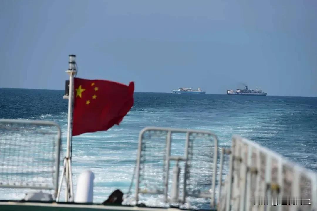 公道自在人心！
据外媒报道，近期大量外国船只在霍尔木兹海峡悬挂五星红旗，防止成为