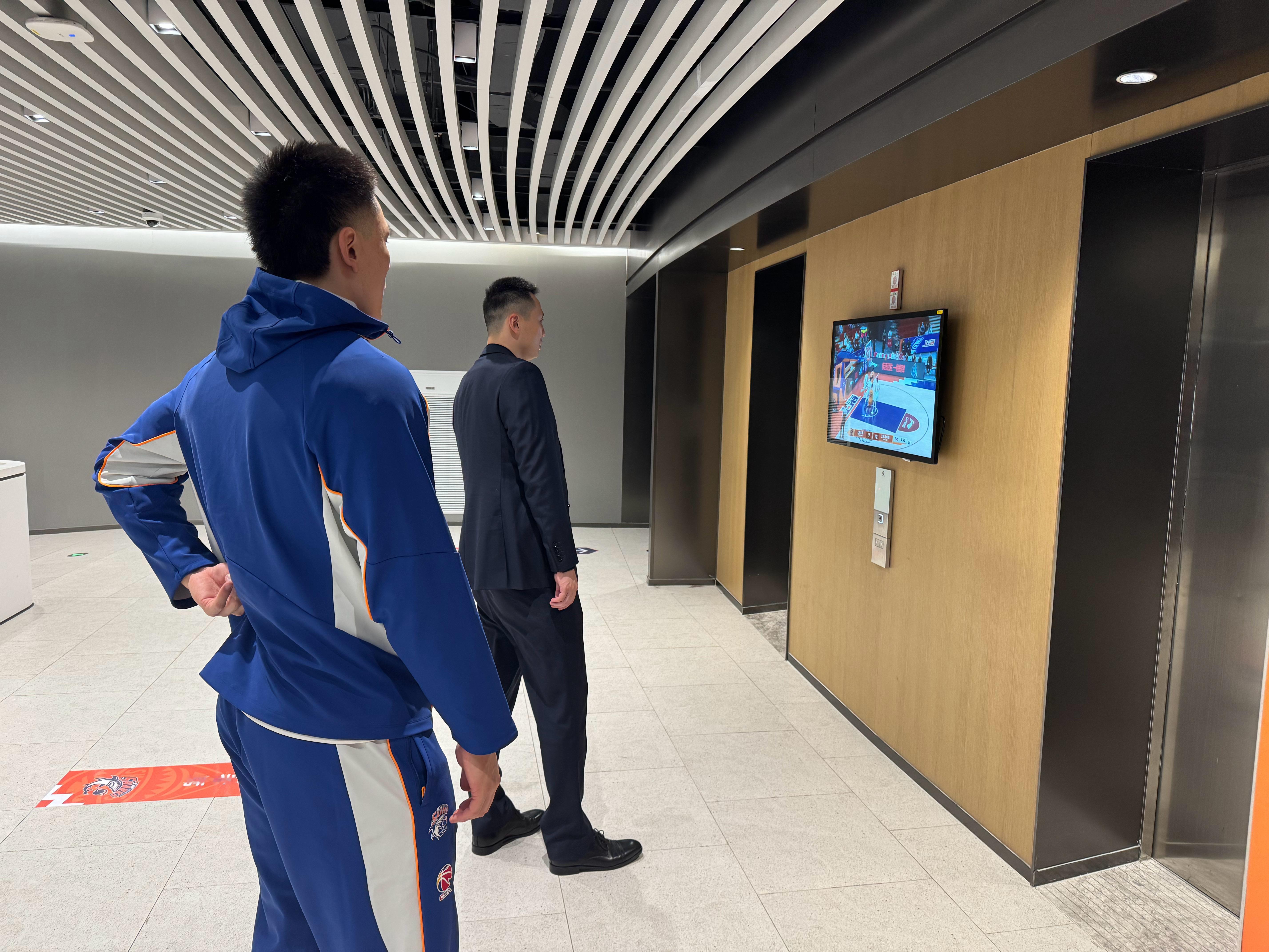 开完发布会的卢伟指导和李弘权上海久事大鲨鱼