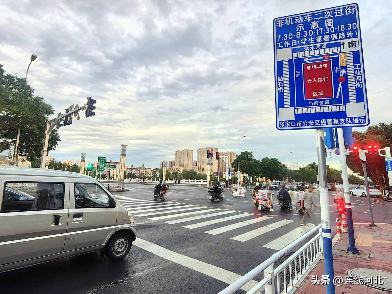 整块标牌图文结合，把周边钻石桥、清水河路、工业西街道路方位完整标注，非机动车等候
