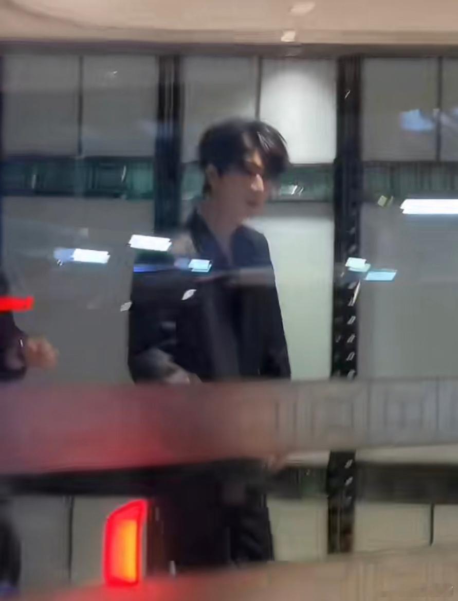 张凌赫无畏契约上班路透，电竞男神耳夹闪到我了