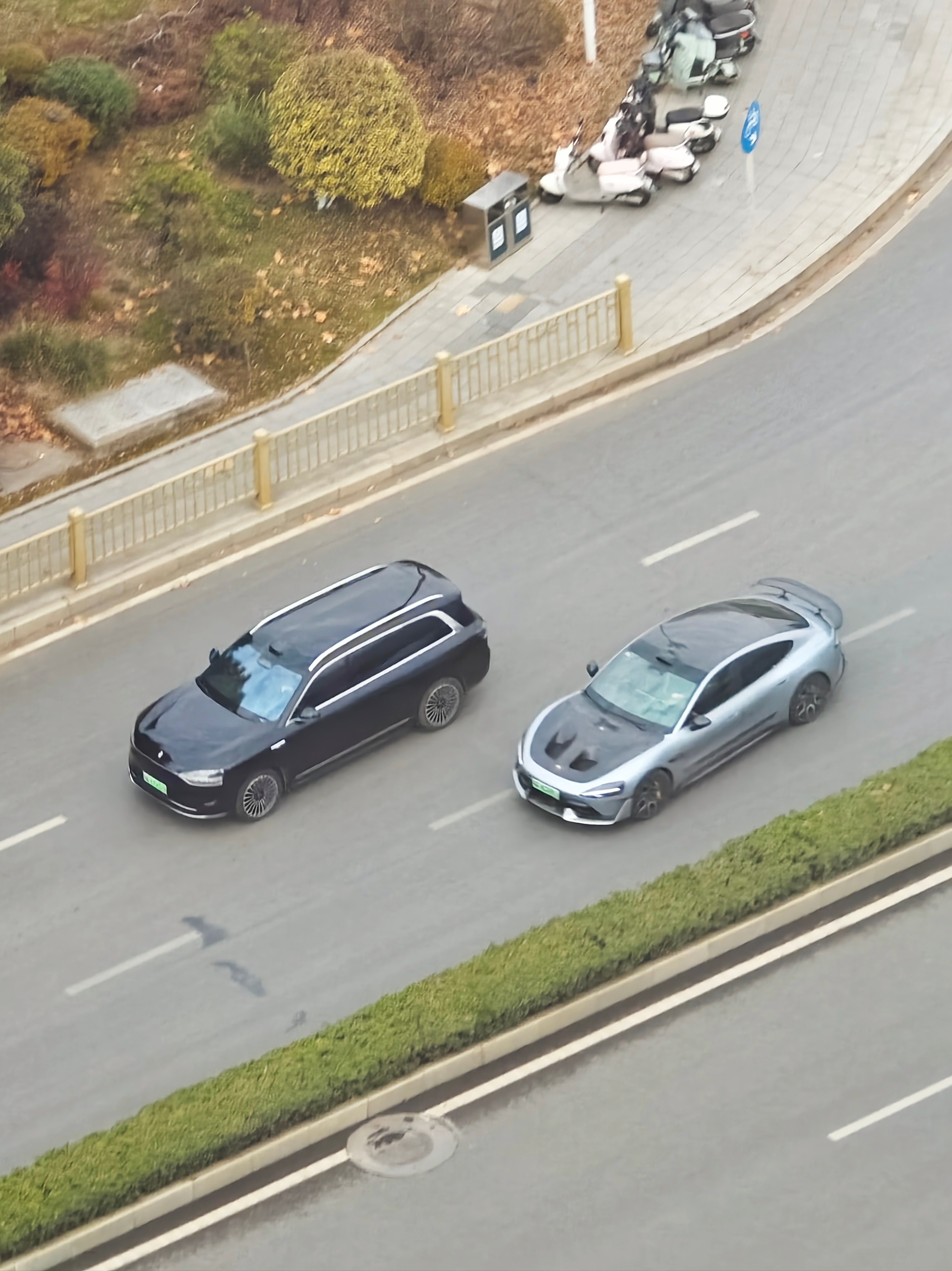 抓拍到问界M9和小米SU7 Ultra同框，算不算是中国汽车市场里争议最大的两款