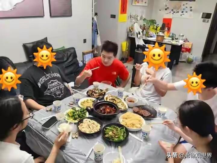 年轻人会玩！杭州98年小伙，网上邀请陌生人来自己家吃饭，组成饭搭子。

所有食材