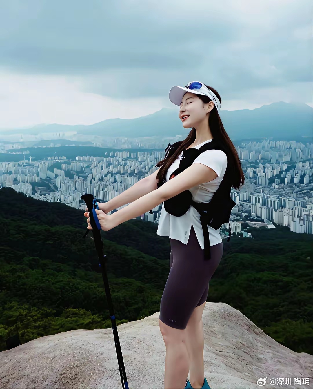 周末爬山的韩国女博主，很精神。[鲜花] ​​​