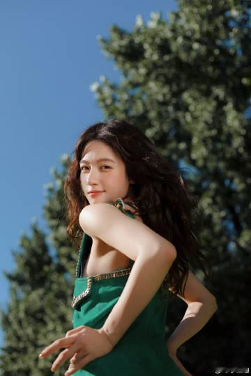 李兰迪森系女孩李兰迪二十七岁写真奔赴山野，自在如风🍃二十七岁生日大片氛围感拉满