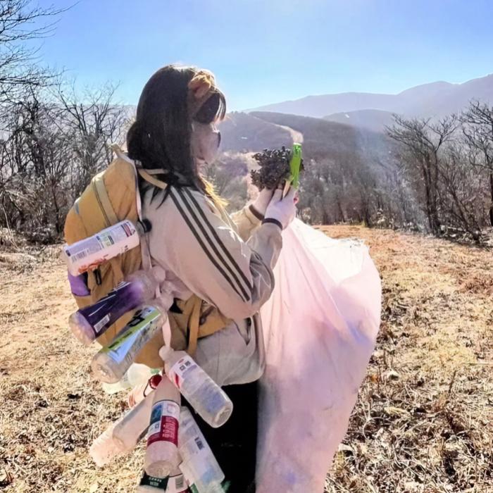 我要为这样的女孩点赞！
最近，90后姑娘陈晨火了！她爬山时总带绳、蛇皮袋和手套，