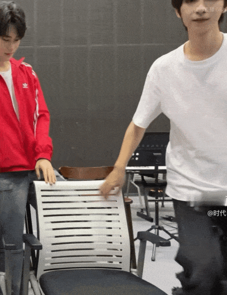 美萌的比心小贺贺峻霖对镜头飞吻