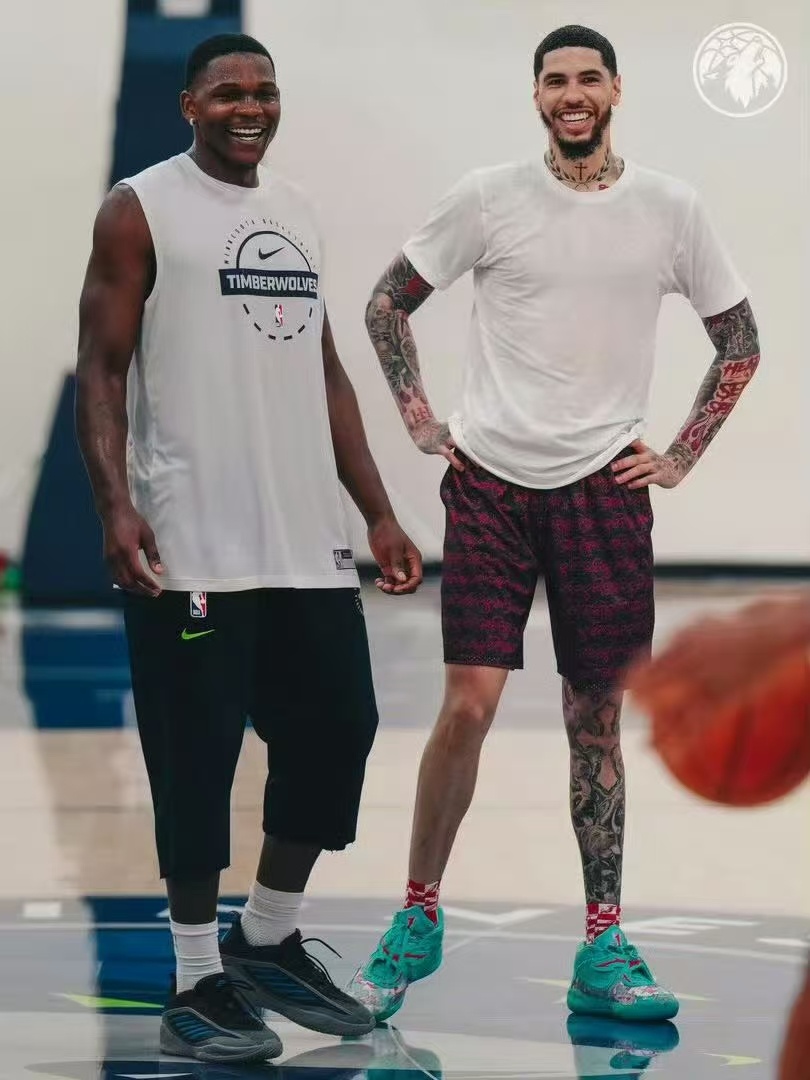 你不跟我说我还以为右边是塔图姆呢NBA