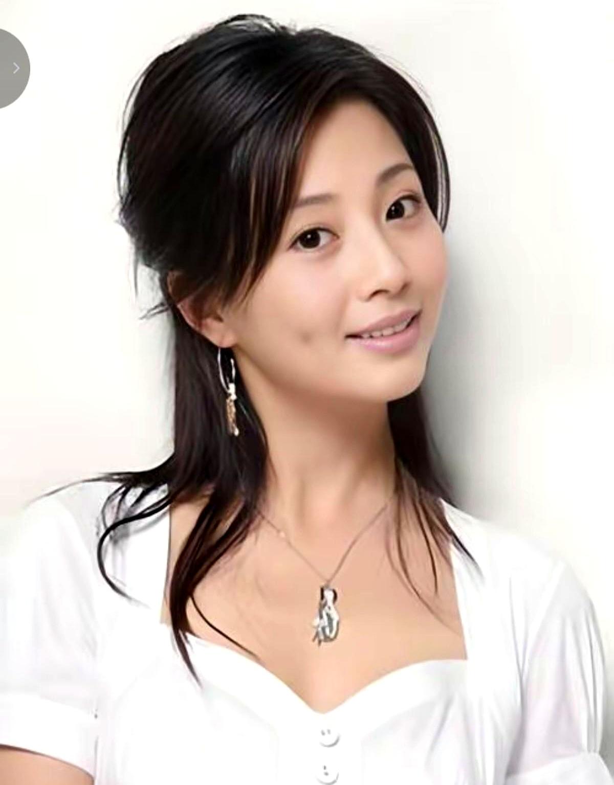 殷桃为了一个角色，把自己活成了角色的样子。  
 

在《人世间》拍摄前，导演说