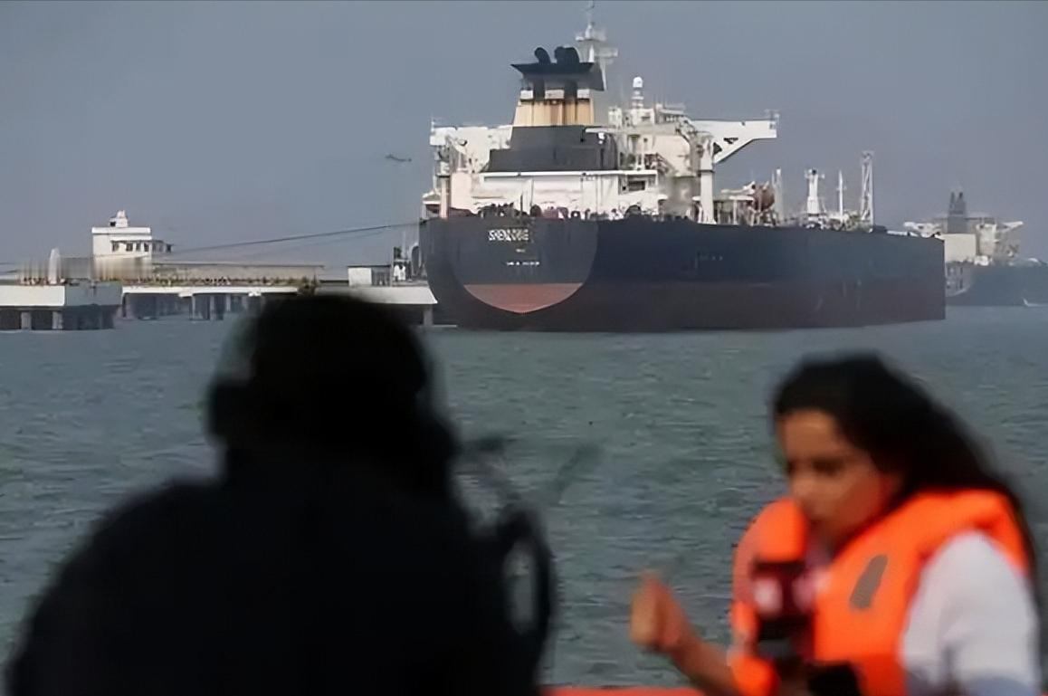 30万通航费竟是电诈圈套！印度船东被骗强行闯海峡，遭伊朗实弹暴力拦截，外交当场大