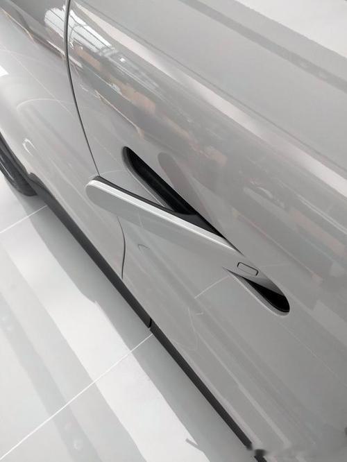 今天我就说一个暴论吧。像这种需要先向前按一下然后再拉的隐藏式门把手。除了美观以外