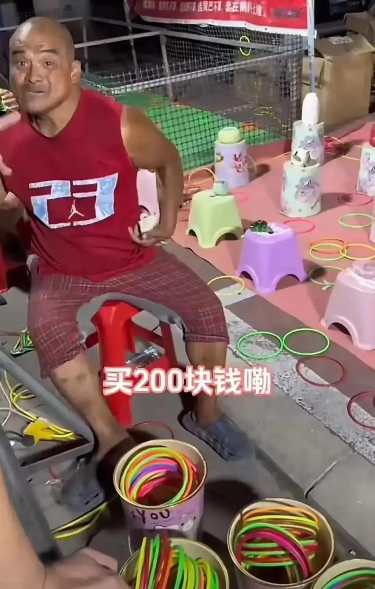河北街头一幕让人泪目，残疾男子为养家糊口在路边摆摊“套圈”，却无人问津，晚饭只能