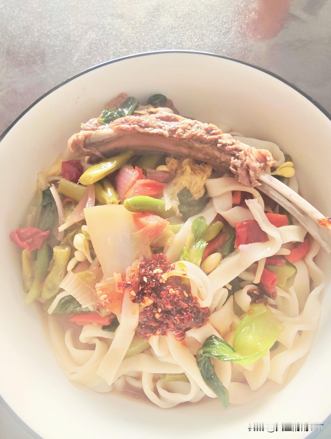 上午这一碗面🍜美不美[笑哭] ，啥时候都离不开这一碗面条。