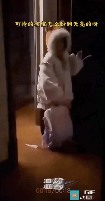 妈妈睡的太S了，小孩子已经小声的喊醒了，可妈妈“嗯”了一声又睡过去了。
妈妈承诺