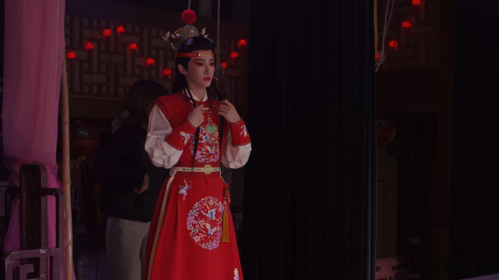 刘宇去越剧团是为了接住林妹妹别人听天上掉下个林妹妹纯听歌，刘宇直接上阵，戏台亲自