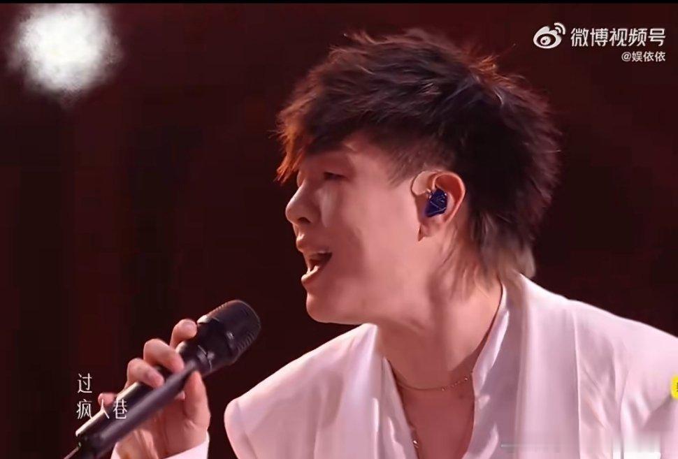 歌手直播胡彦斌 编曲大魔王胡彦斌成为《歌手2026》首位双冠选手，改编手法极具巧