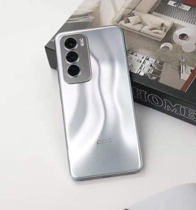 你说气不气？五六千买来的iPhone 15，没有高刷、没有快充，就连本来独占的实