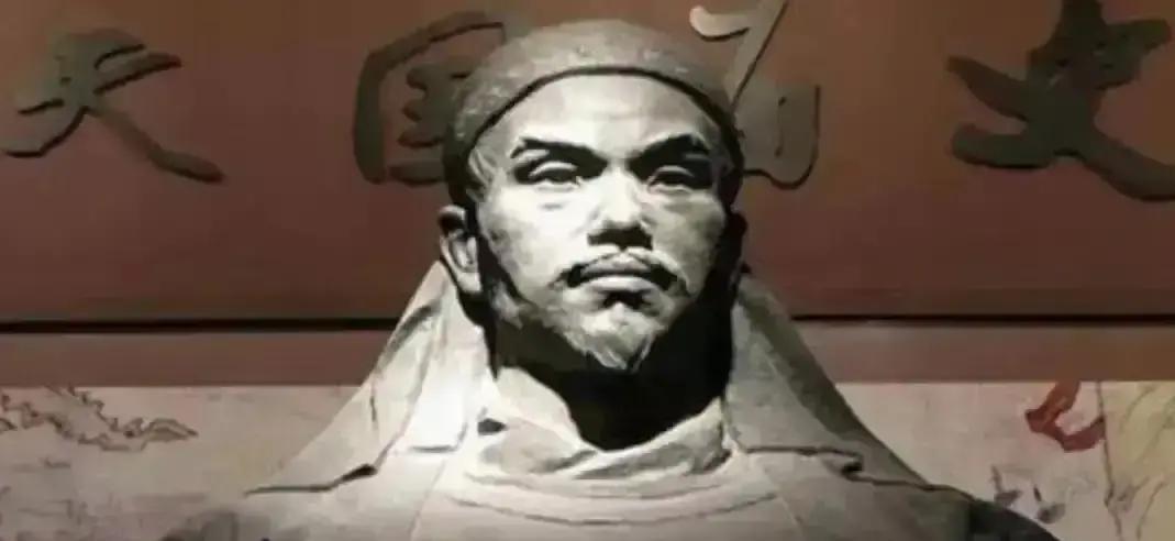 洪宣娇这辈子最后悔的，就是那个雨夜听见钟声后，真的去了西城马厩。
那晚天京暴雨砸