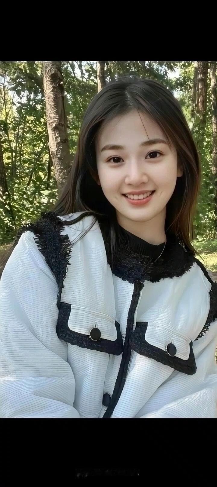 森林中的甜美笑容，白色外套与自然相映成趣。