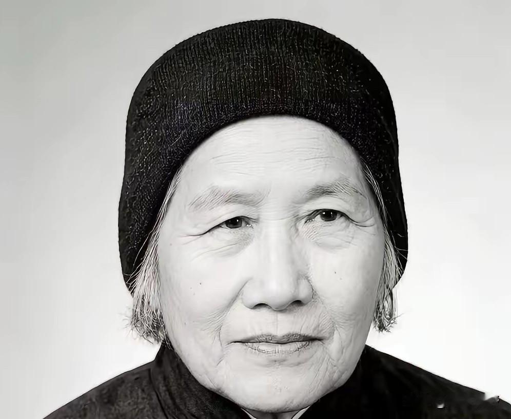 1926年湖南资兴，一个靠卖油茶拉扯大儿孙的82岁老妇临终前，突然扔出一颗炸雷，