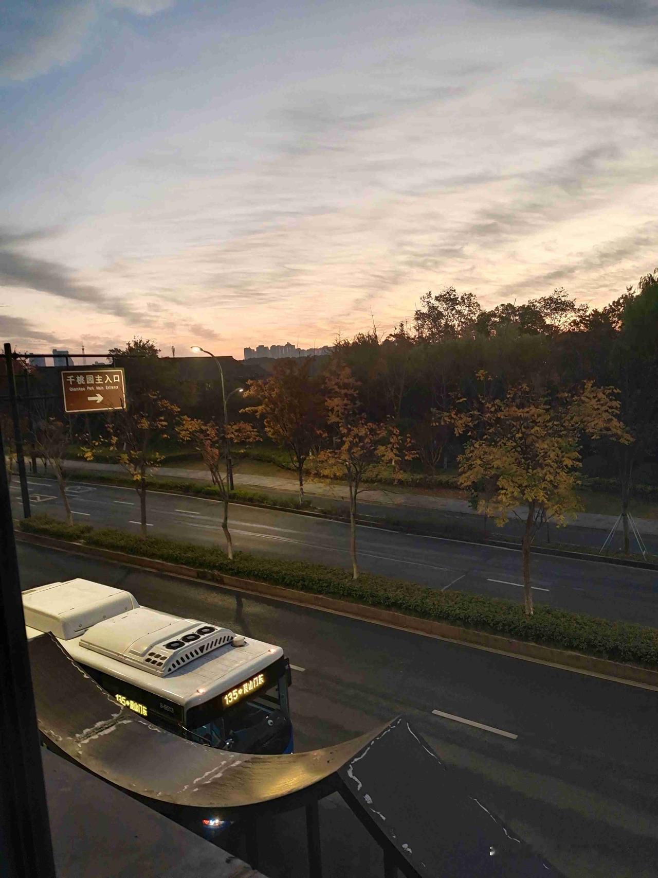 带定位晒今日生活 今天在海南，天气那叫一个好，阳光明晃晃的，心情也跟着灿烂起来，