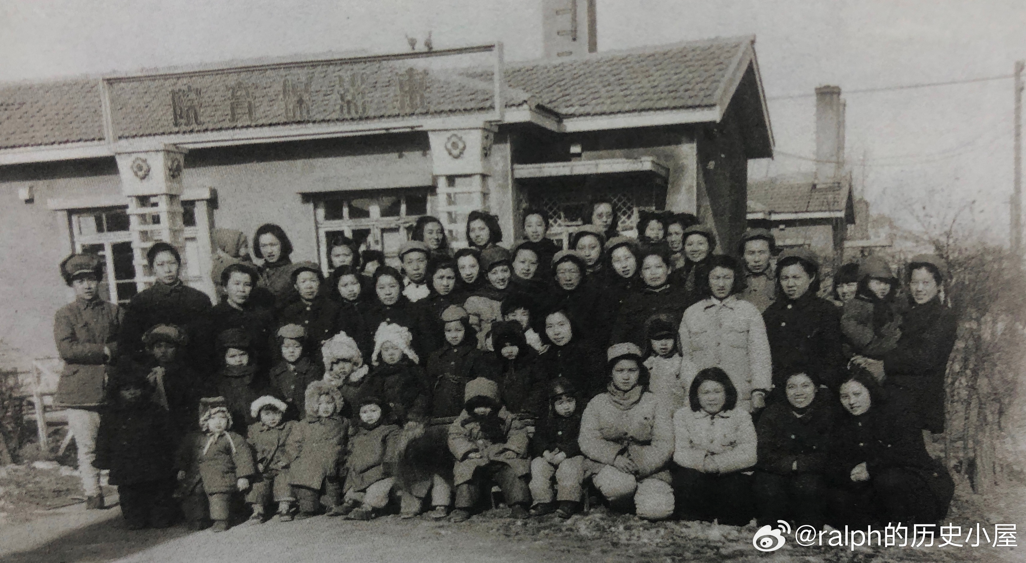 东北电影公司年轻的母亲们与孩子们。今天我们仍能辨认出年风华正茂的于蓝、凌元、欧阳