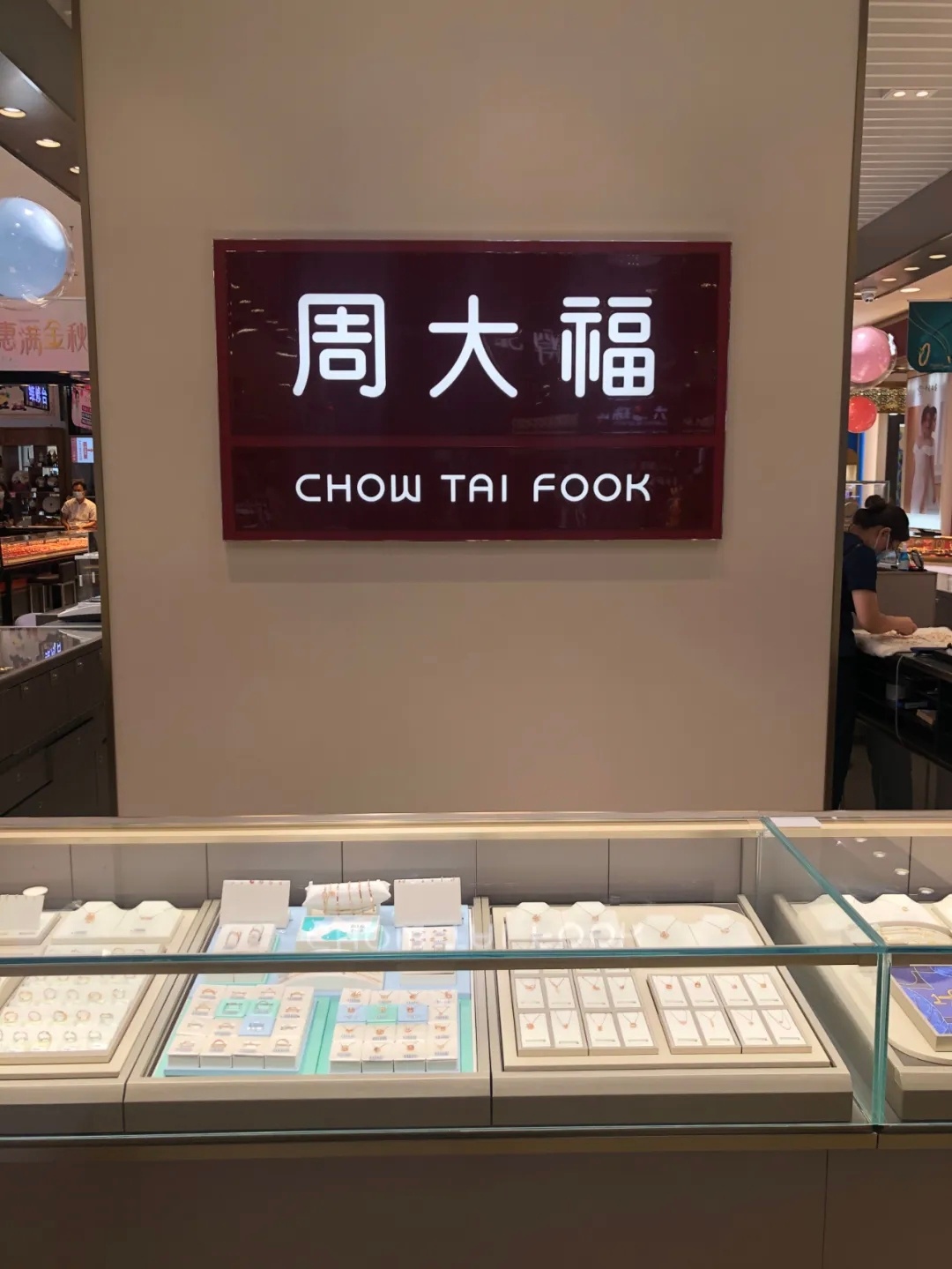 上海港汇恒隆广场这波操作，真是把“贴脸开大”玩明白了。🏛️周大福的“万相系列”