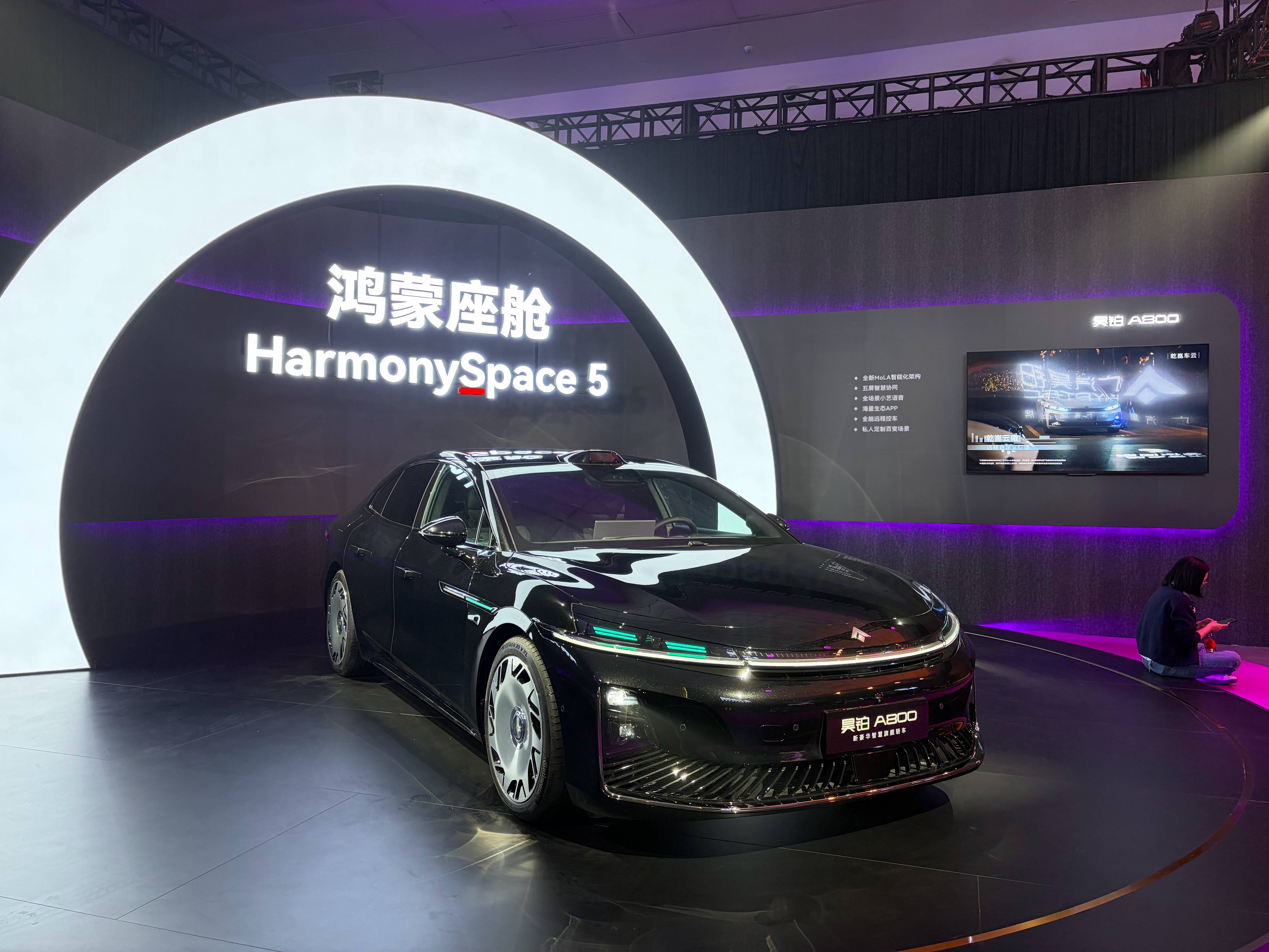 在“含华量”比拼里，广汽打出了昊铂A800这张牌：搭载乾崑智驾V4.1与鸿蒙座舱