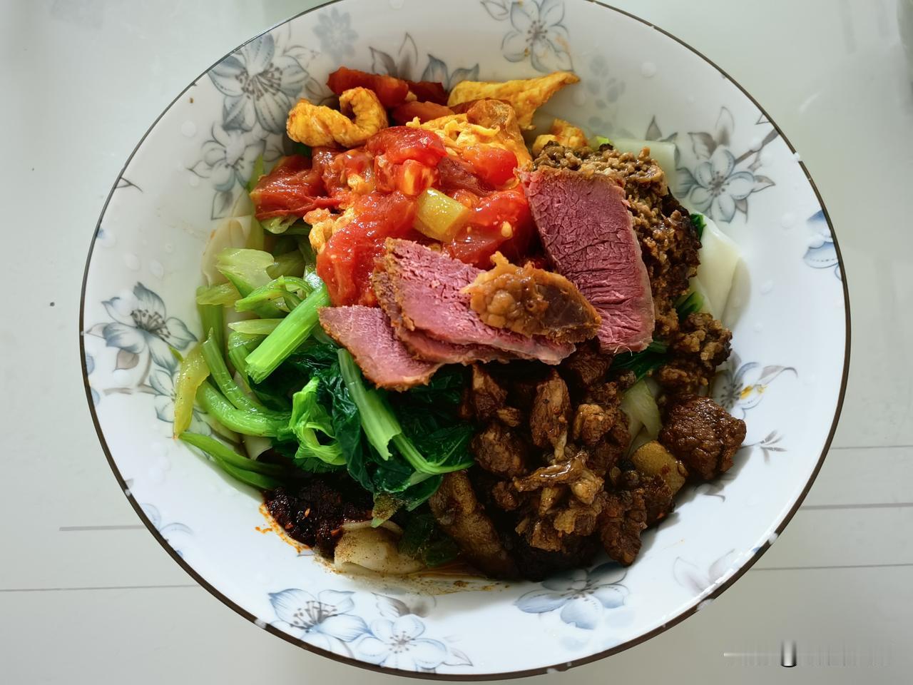 人生就像这碗四合一，表面色香味俱全，实则不过是一碗白面条，但白面条又最顶饱。
