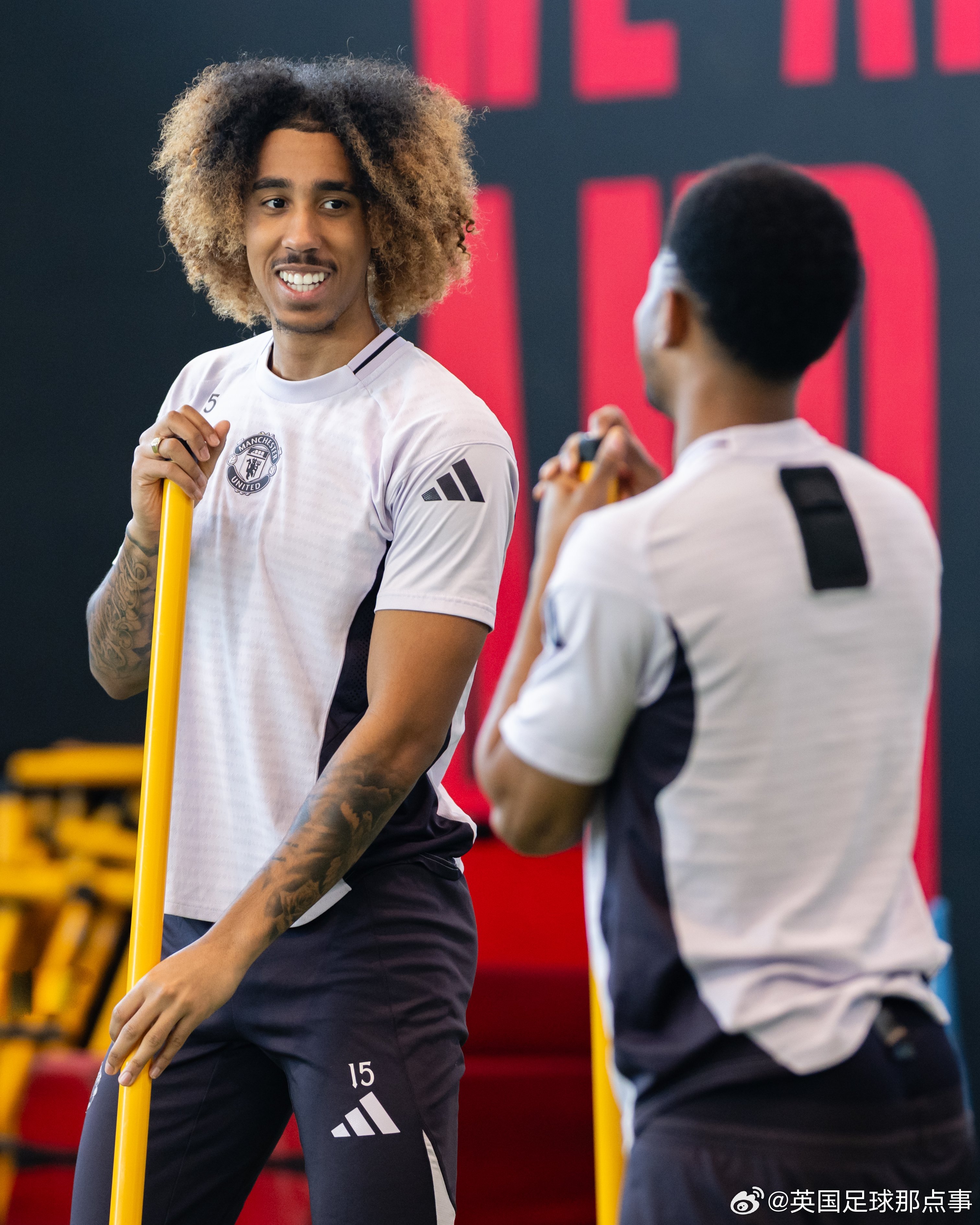 约罗的新发型来了，金发爆炸头，大家觉得怎么样