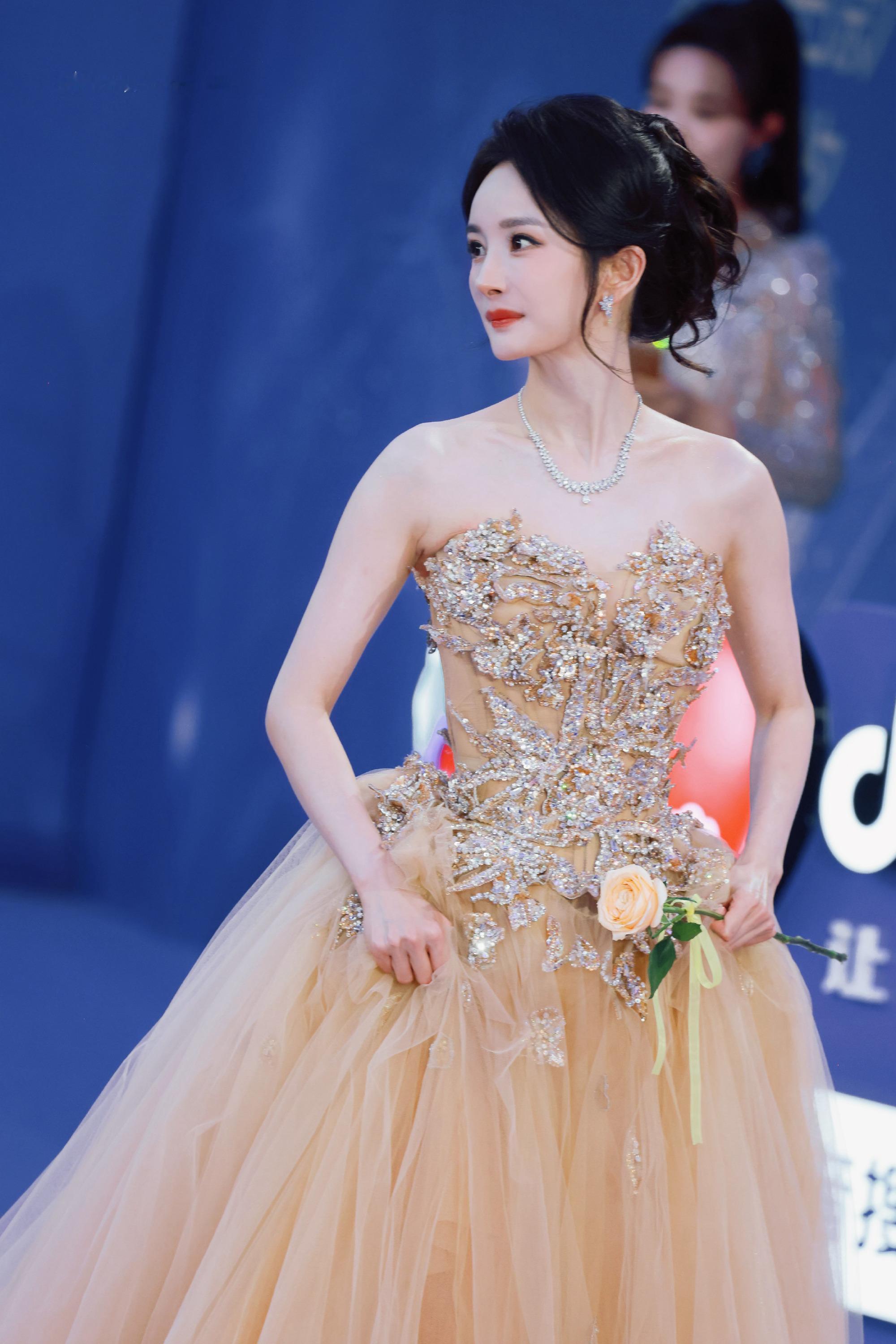 杨幂五穿祖海高定好美啊祝姐好运杨幂