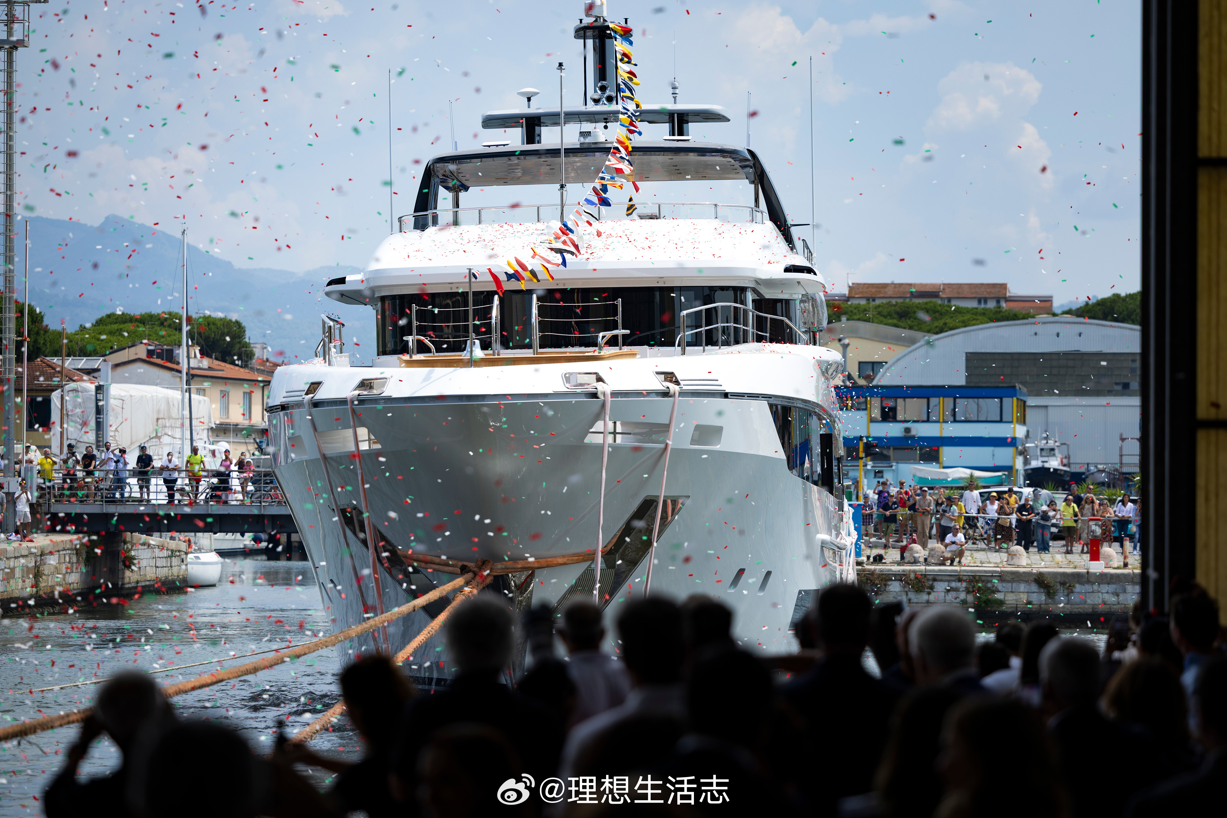 作为全球豪华游艇领域领军企业，阿兹慕丨贝尼蒂集团已连续二十五载位列全 球顶级超级