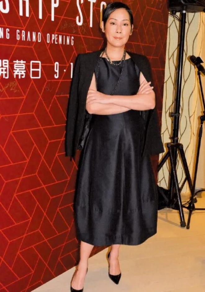 她曾是歌坛天后，为“活佛”生子，沦落到翻垃圾桶，去年被爆已病危
 
 



主